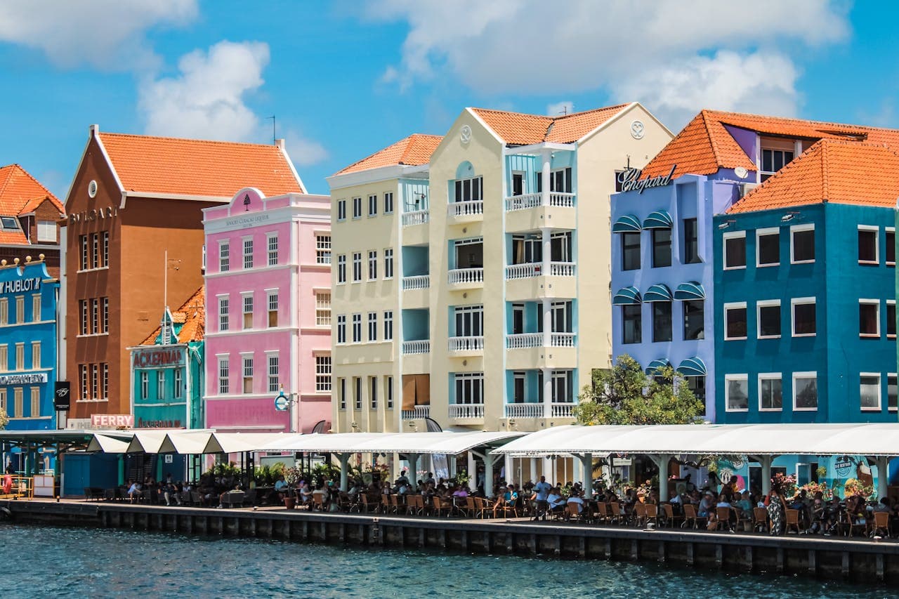 Kleurrijke koloniale Handelskade-gevels van Punda in Willemstad, Curaçao