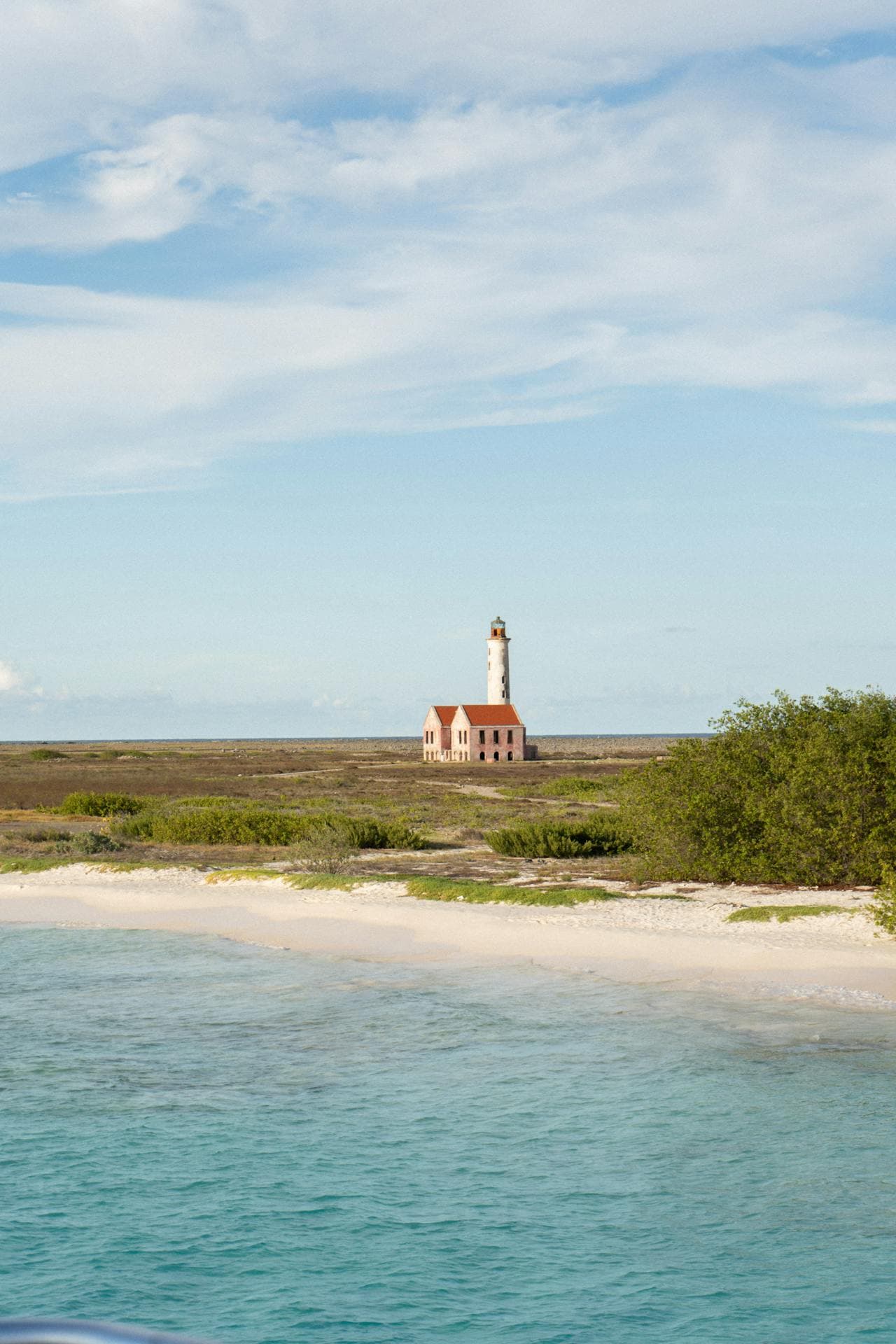 Vuurtoren en wit strand op het onbewoonde Klein Curaçao