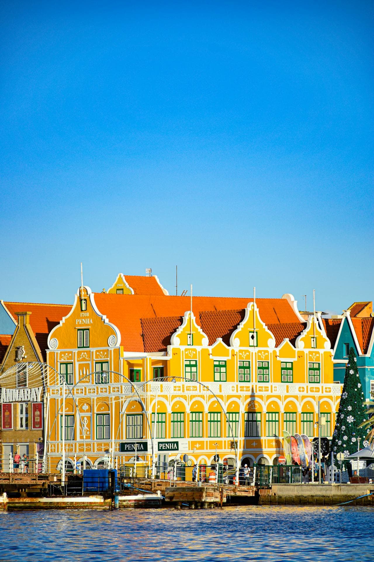 Iconische oranje-gele Penha-gevels van Punda, Willemstad