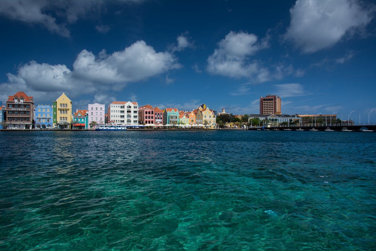 Panoramisch zicht op Willemstad UNESCO werelderfgoed met Koningin Emmabrug, Curaçao