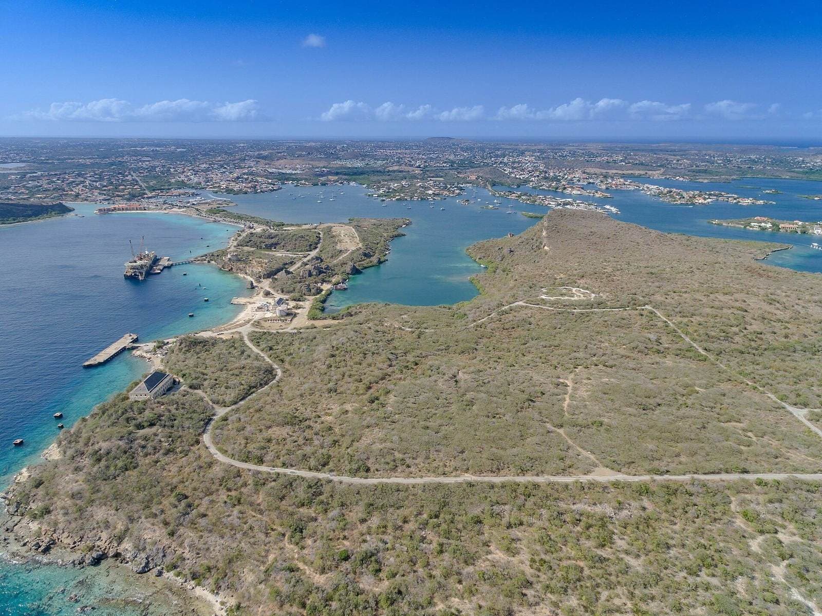 De kustlijn van Curaçao vanuit de lucht