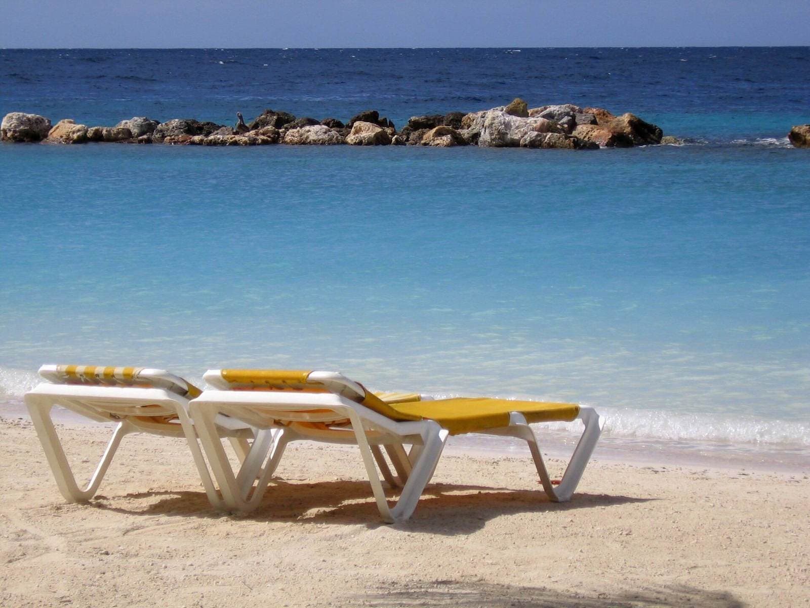 Strandstoelen aan het water op Curaçao