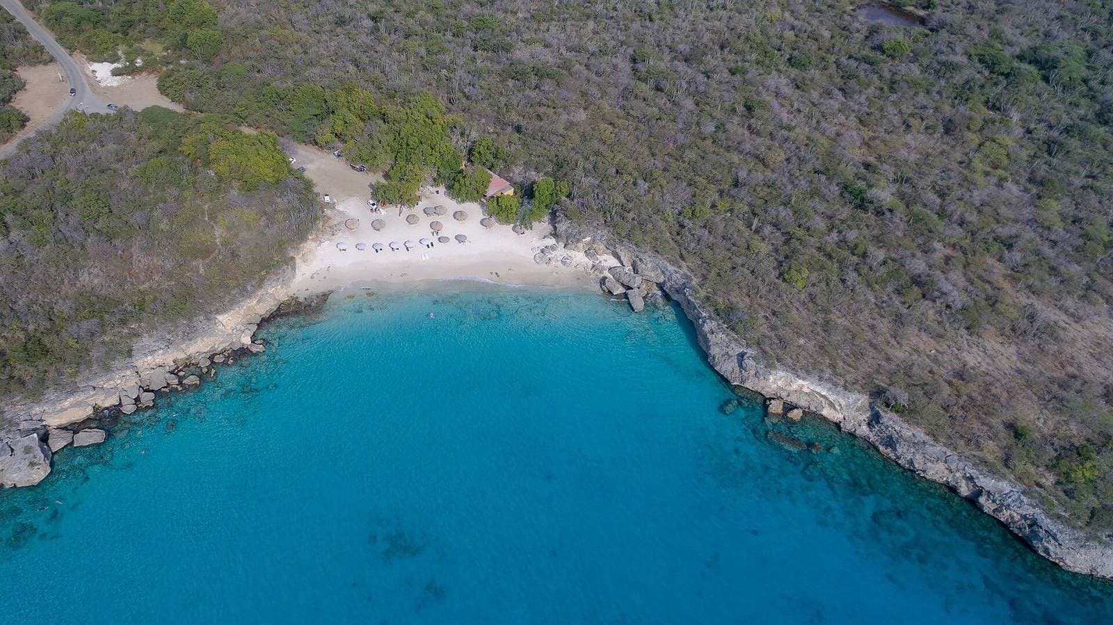 Playa Kenepa Chiki (Kleine Knip) gezien vanaf het klif, Curaçao