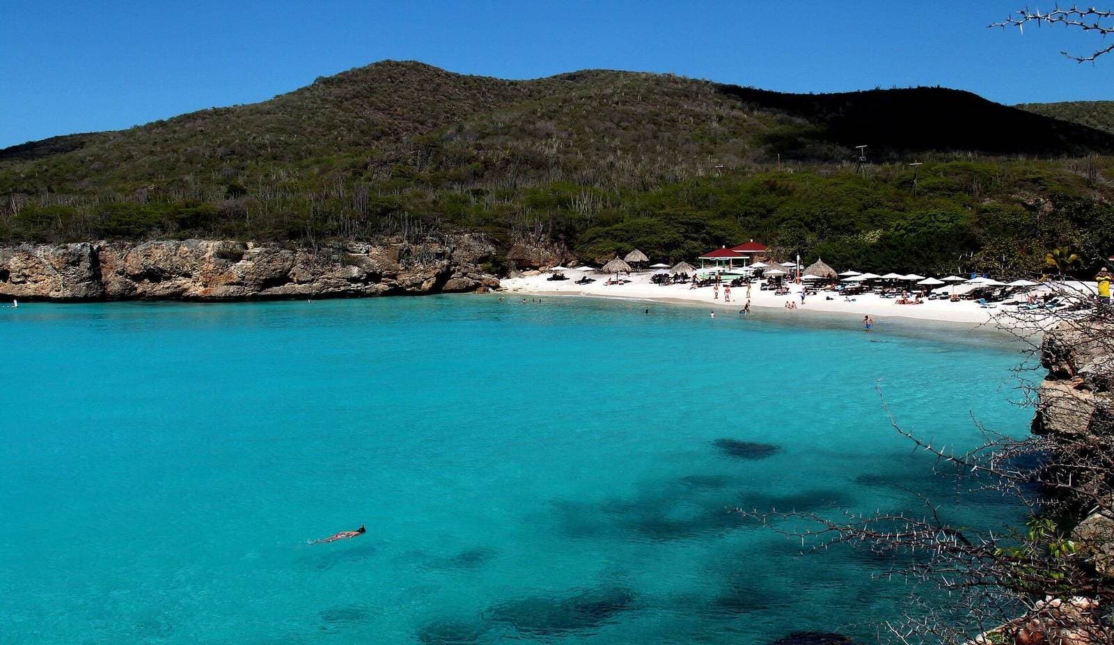 Het turkooizen water van Playa Kenepa Grandi (Grote Knip), Curaçao