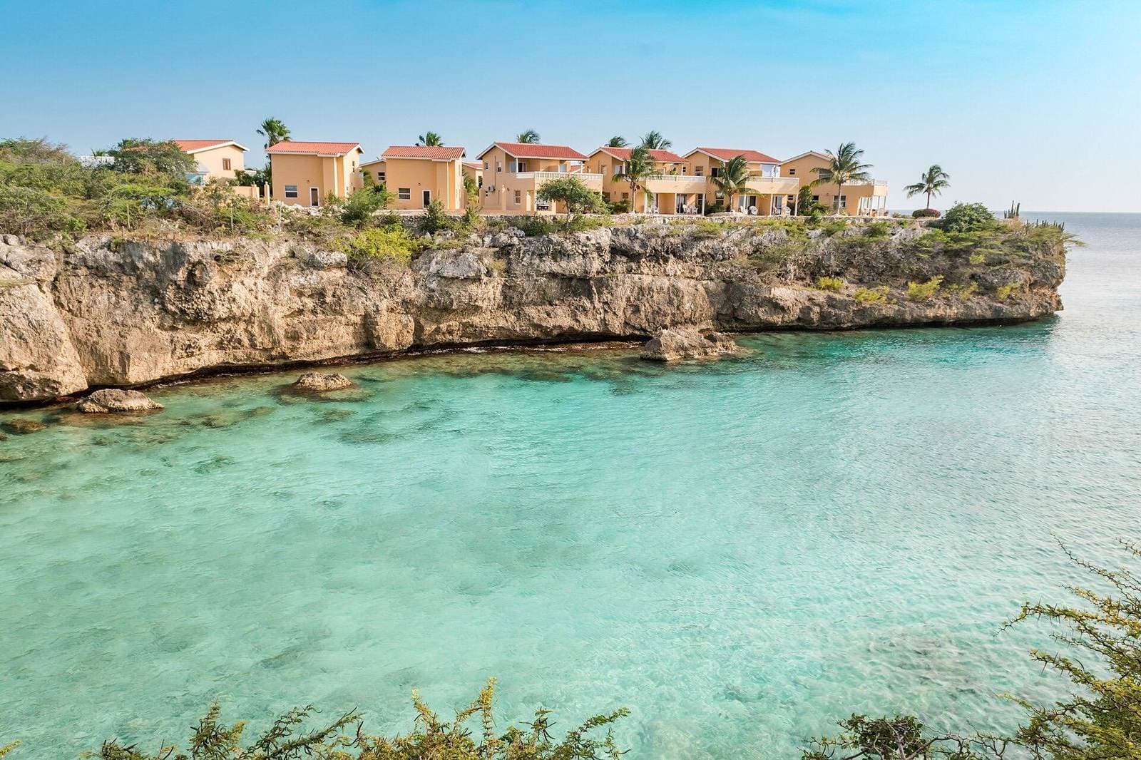 De smalle baai van Playa Lagun tussen de rotswanden, Curaçao