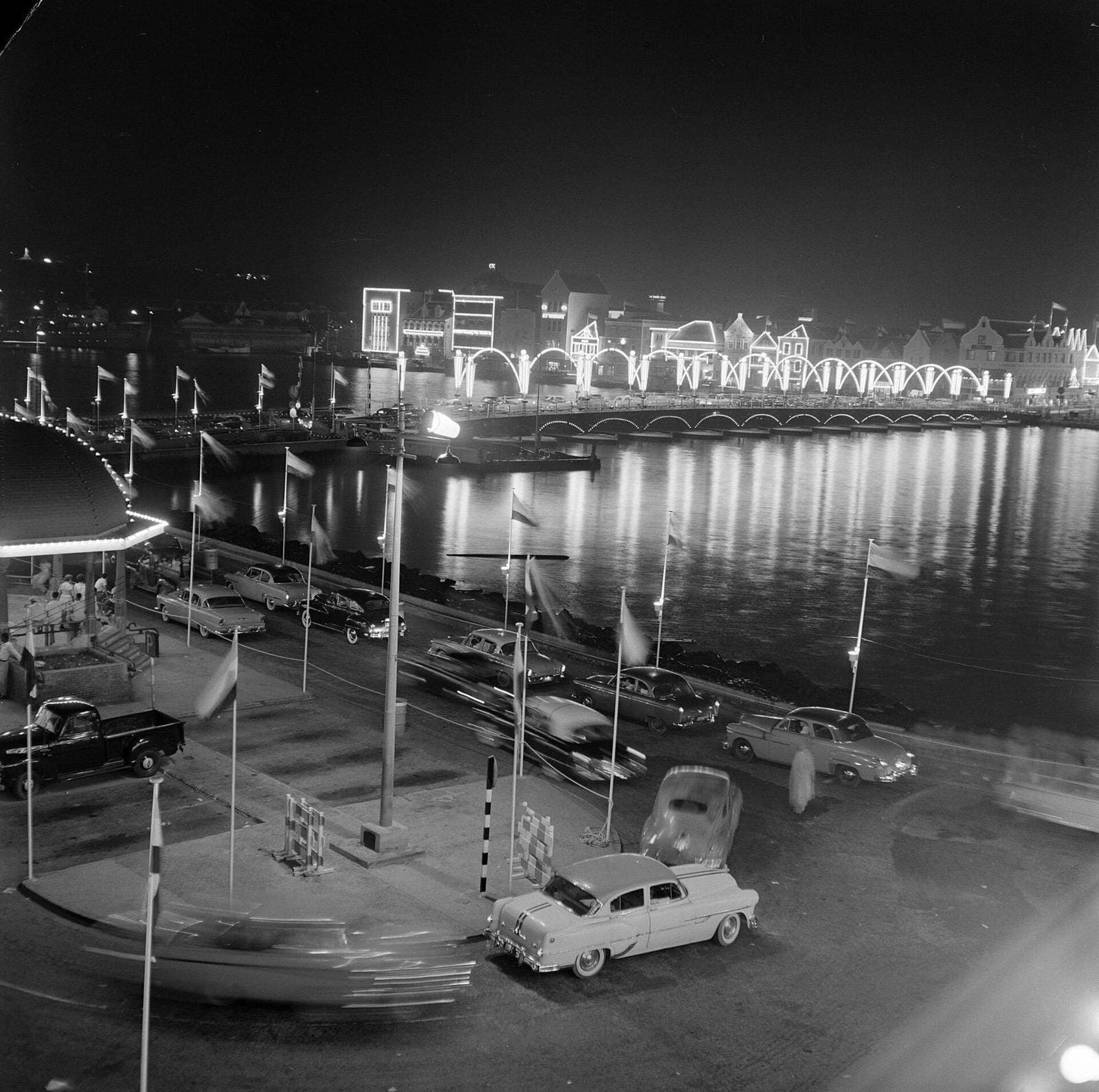 De verlichte Emmabrug in Willemstad, historische opname