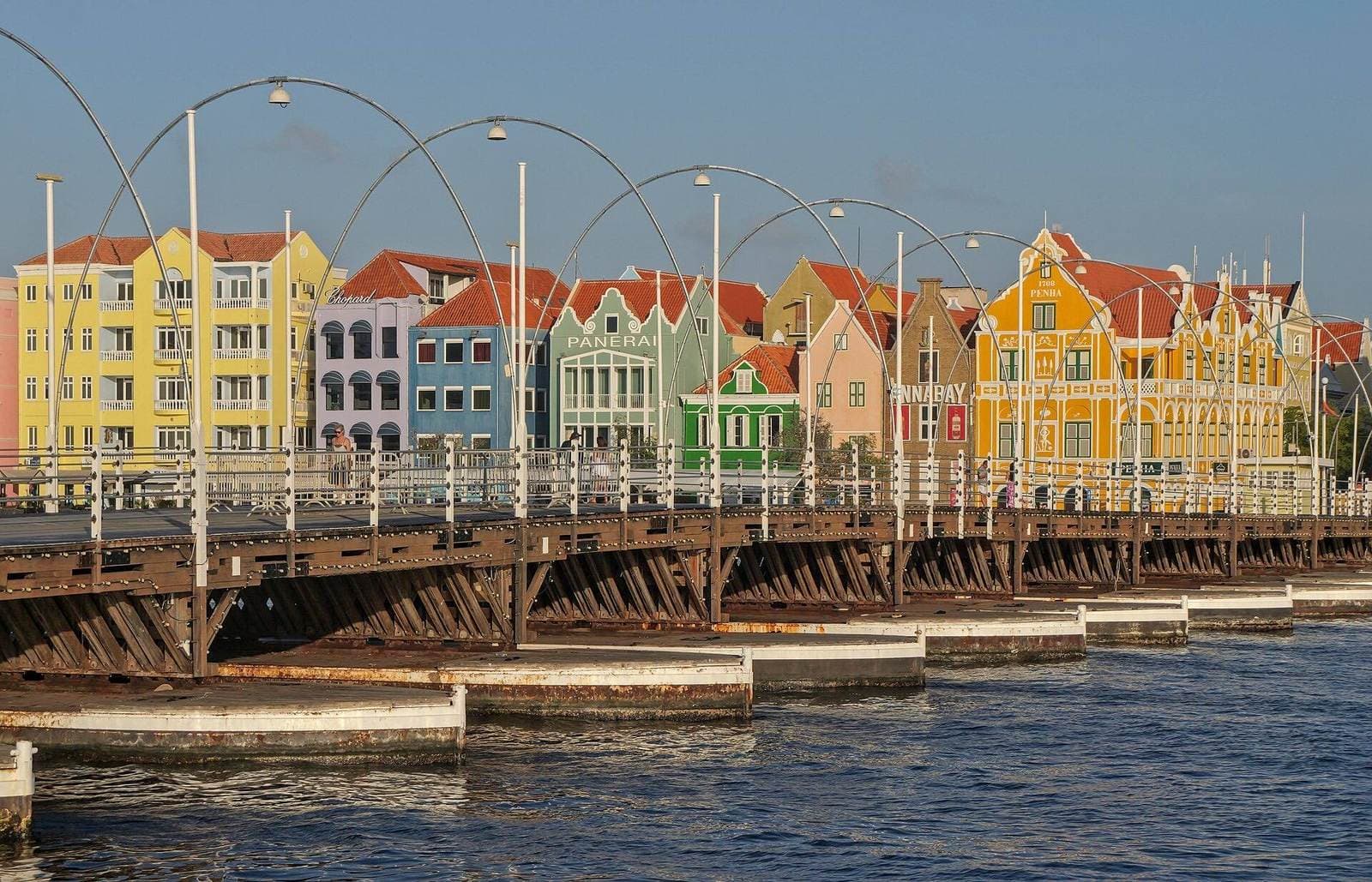 De Koningin Emmabrug in Willemstad, Curaçao