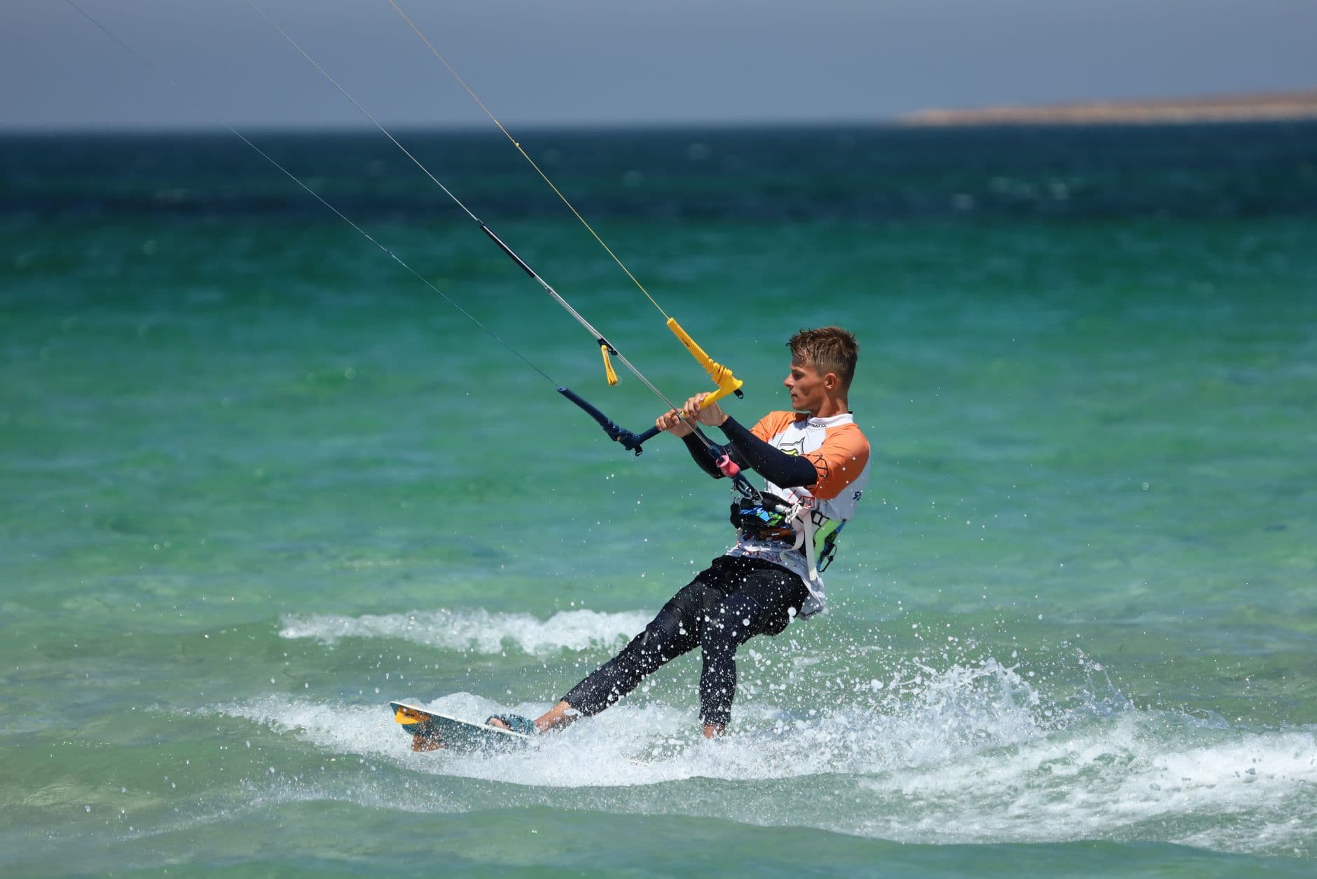 Kitesurfer boven het water