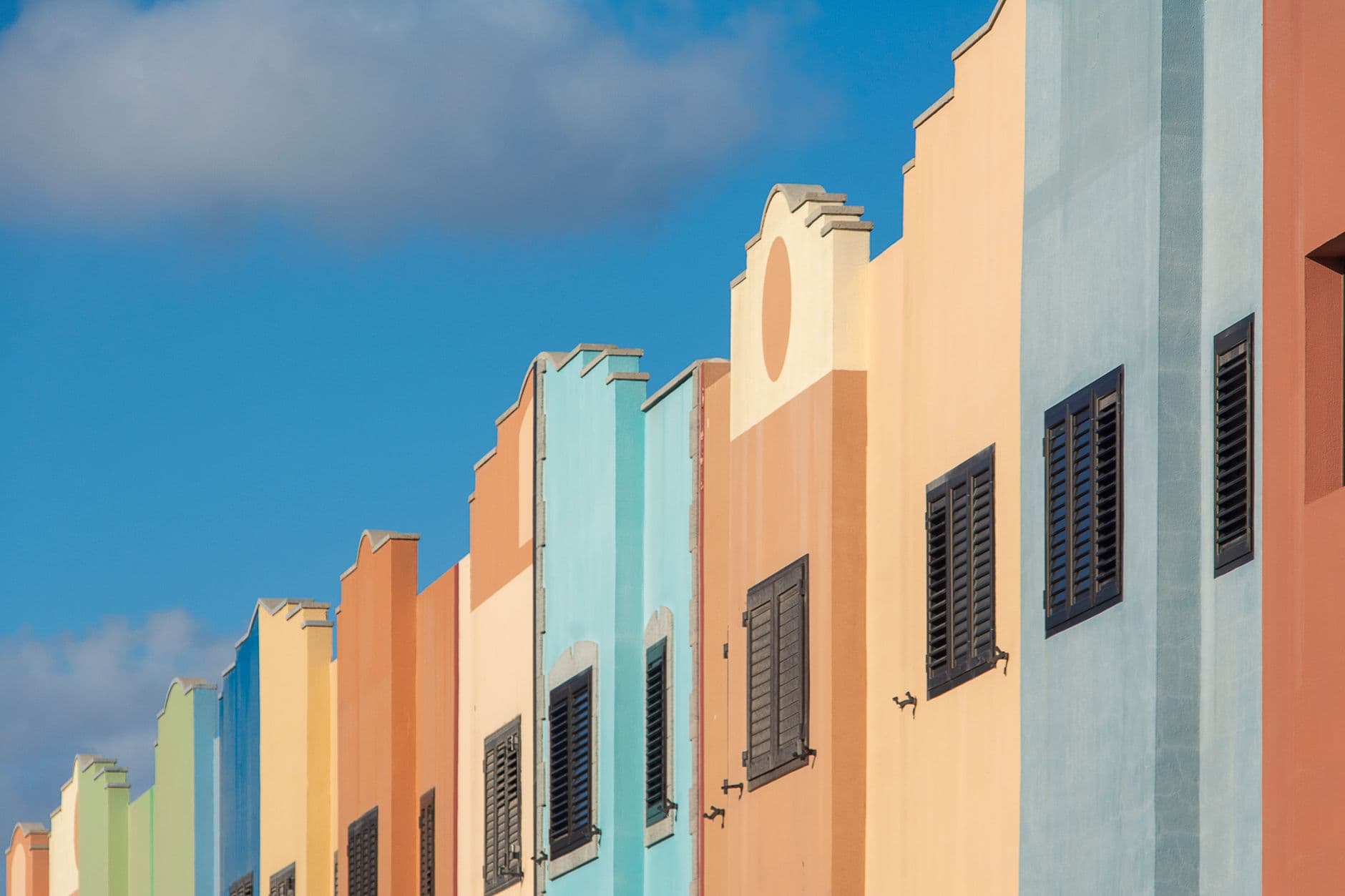 Kleurrijke koloniale gevels in een Caribische stad