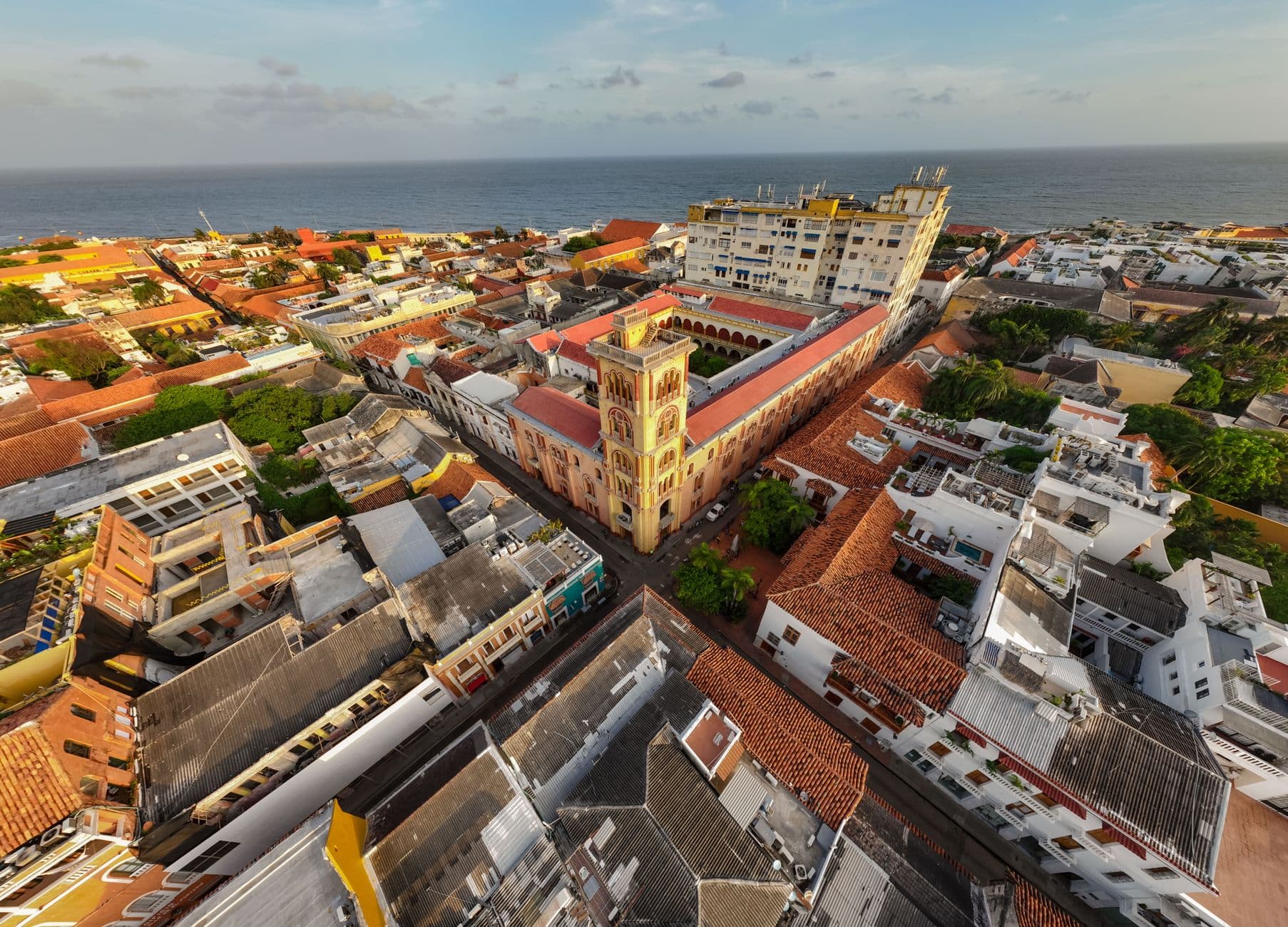 Kleurrijke koloniale gevels in een Caribische stad