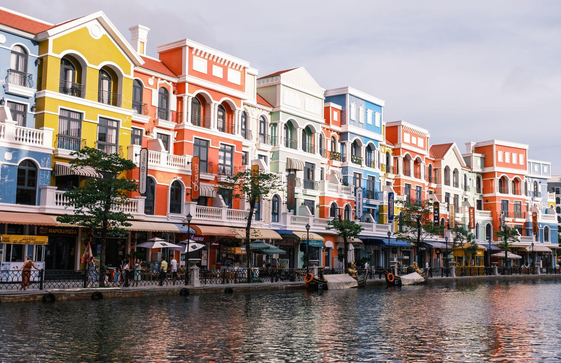 Kleurrijke koloniale gevels in een Caribische stad
