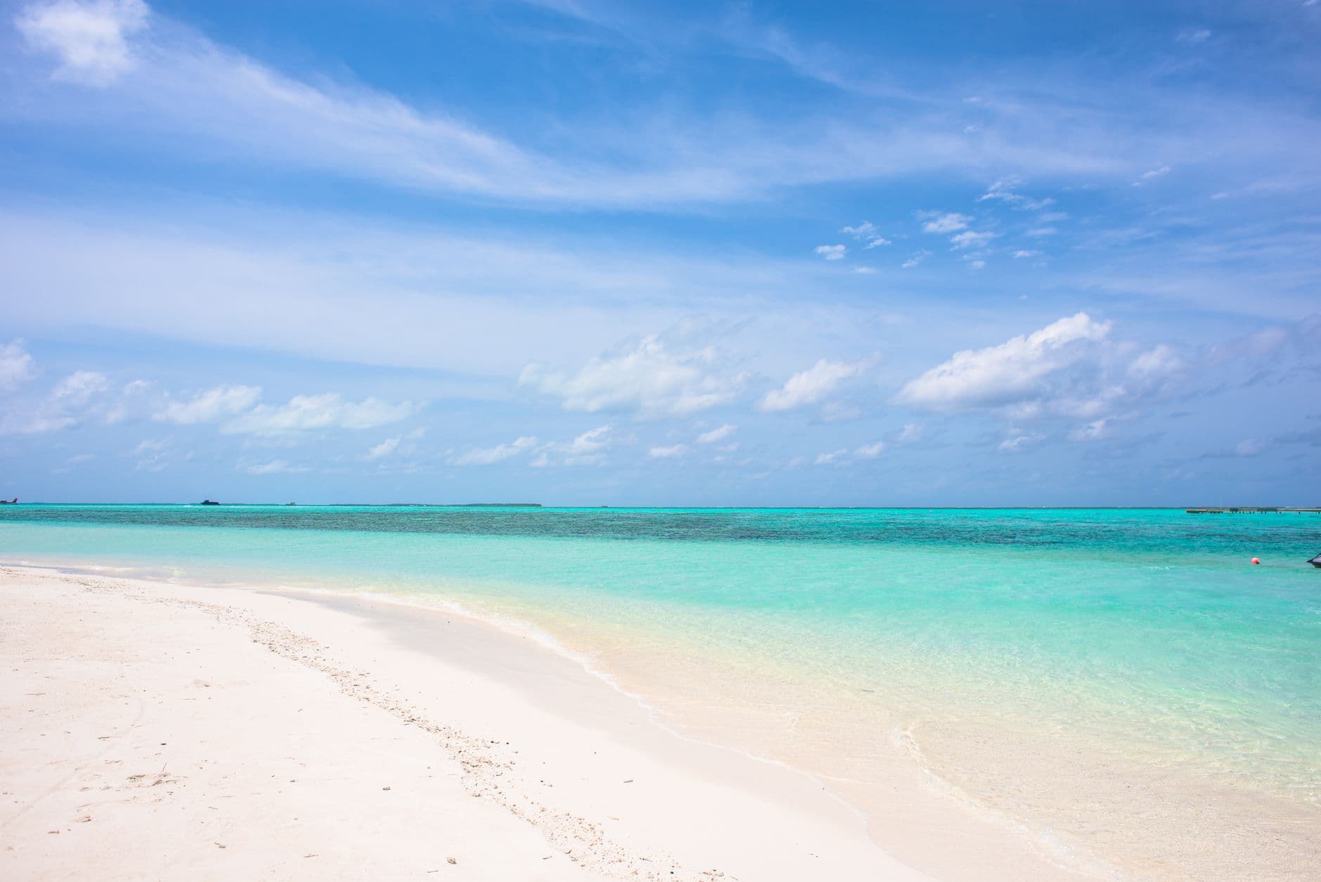 Turkoois water aan een Caribisch strand