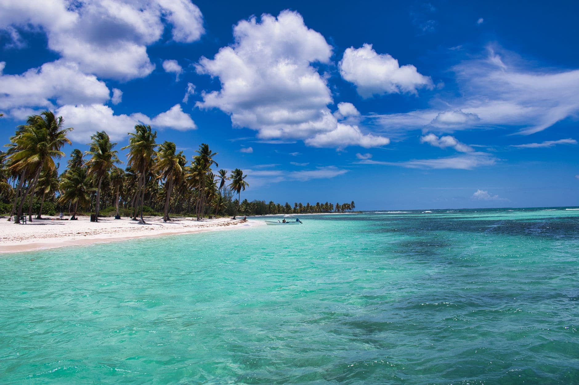 Turkoois water aan een Caribisch strand