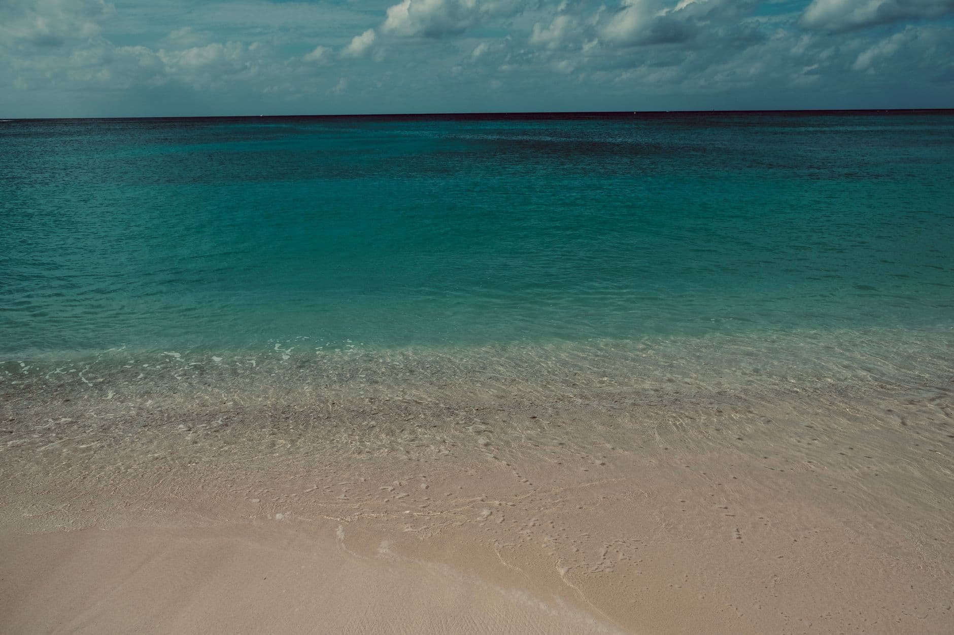 Turkoois water aan een Caribisch strand