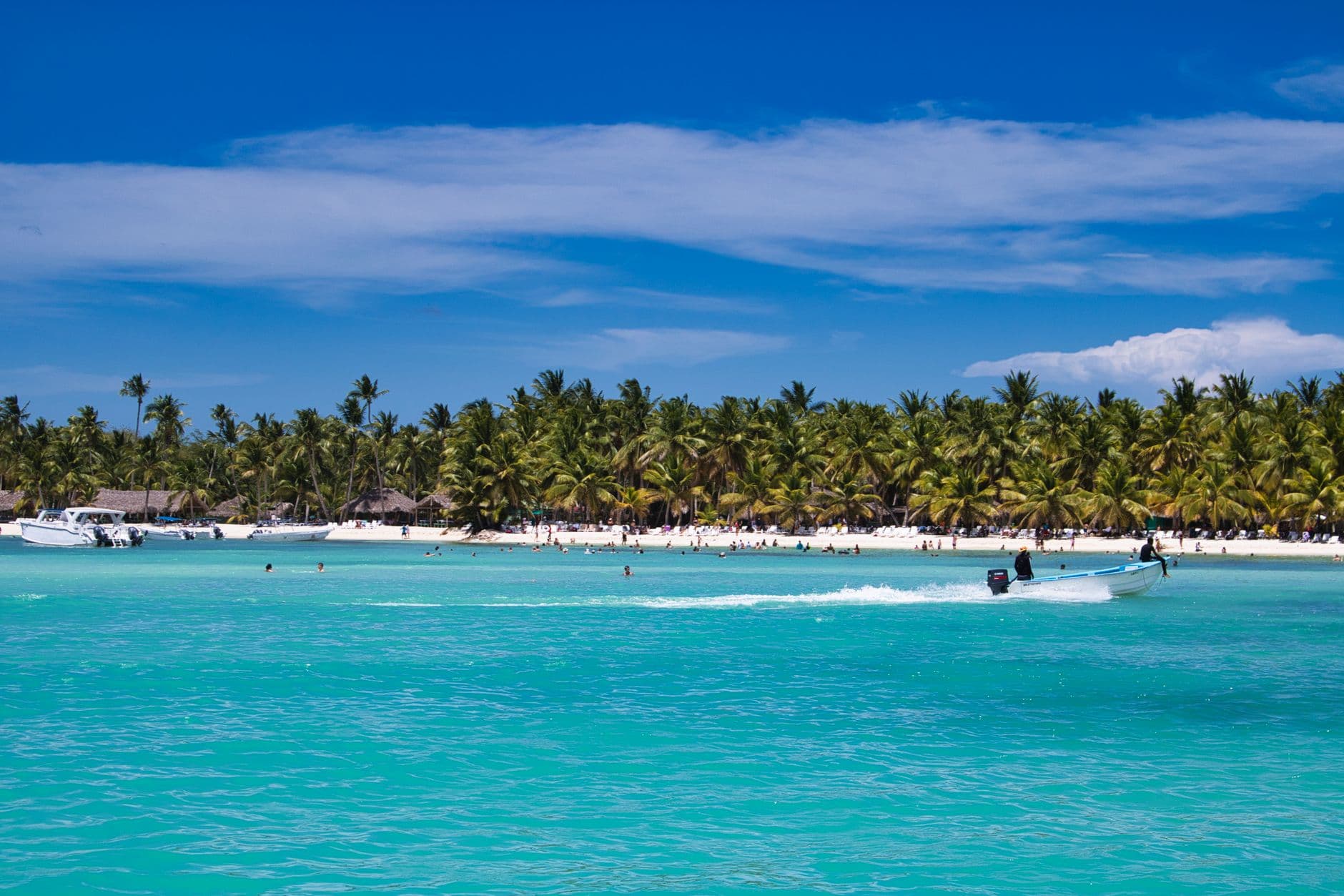 Turkoois water aan een Caribisch strand