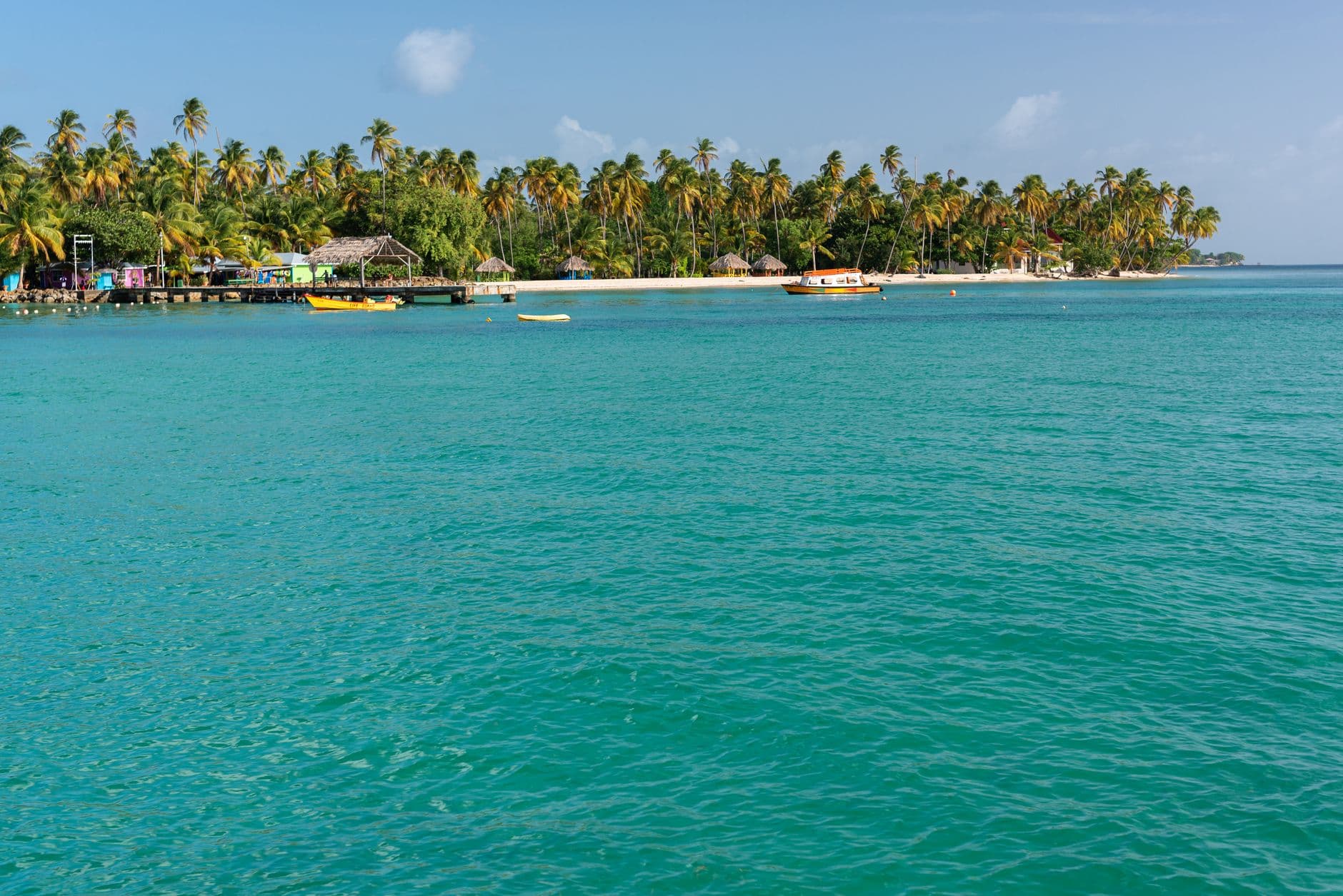 Turkoois water aan een Caribisch strand
