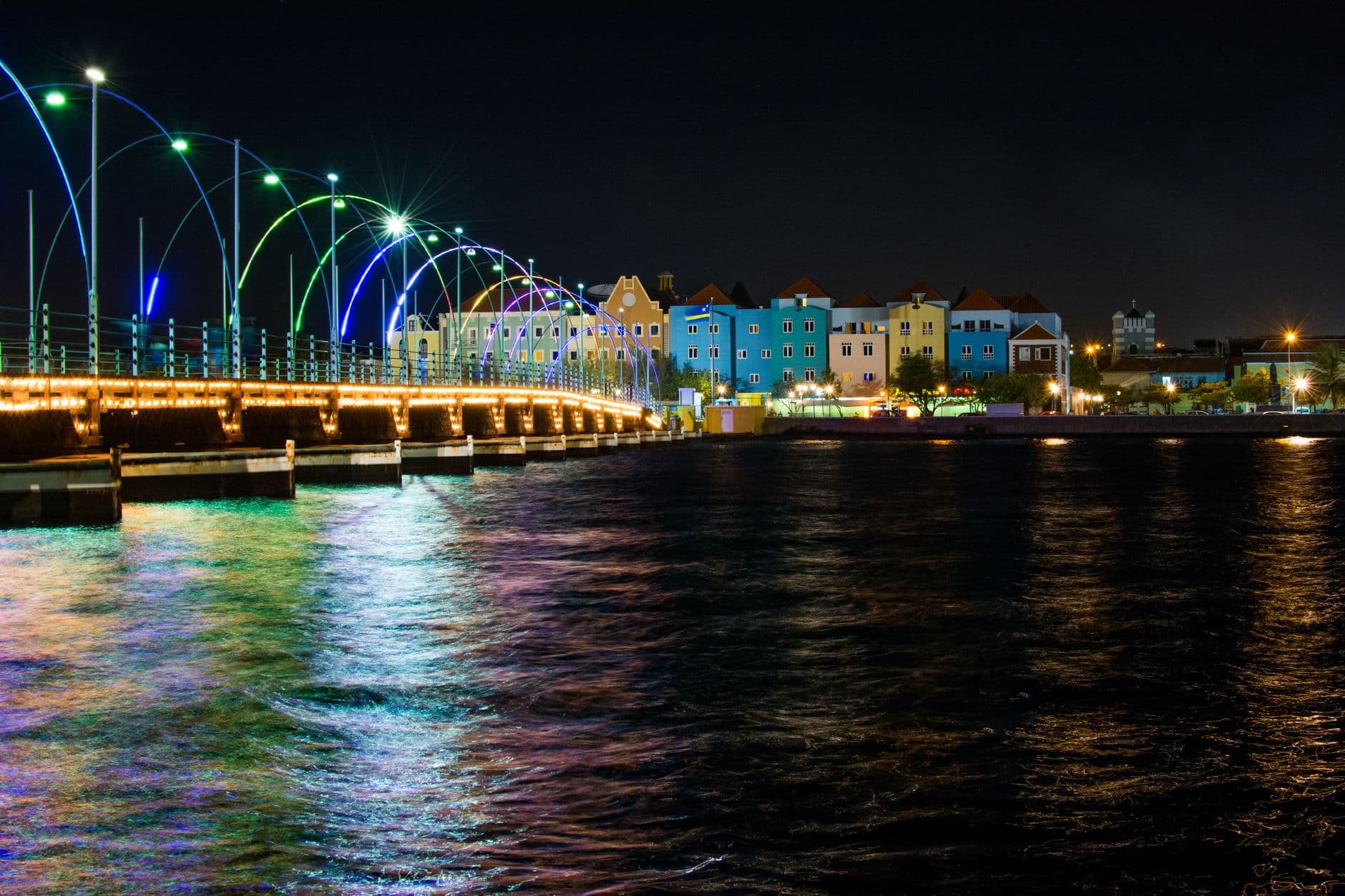 Gekleurde koloniale gevels in Willemstad, Curaçao